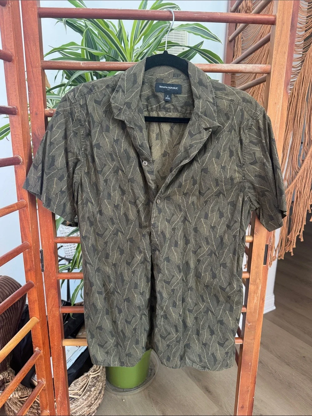 Banana Republic Olive Leaf-Print Short Sleeve Shirt S